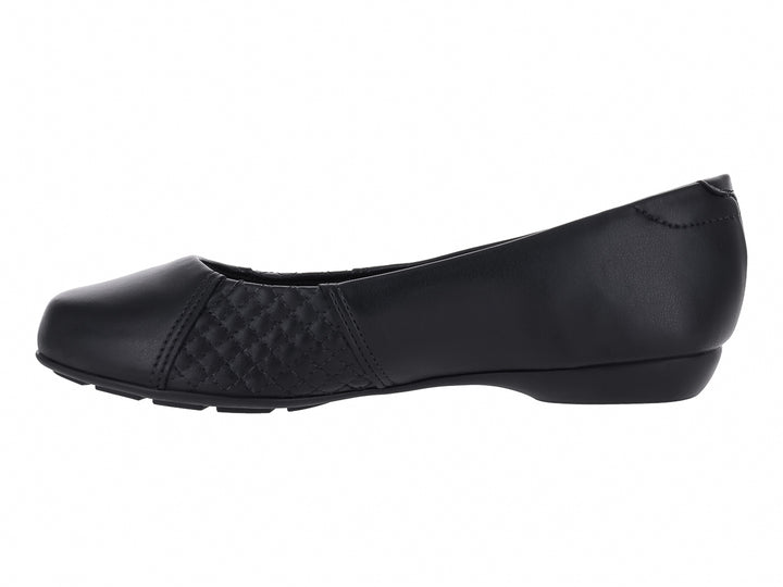 Zapato plano color negro con punta redonda y detalle texturizado en el lateral.