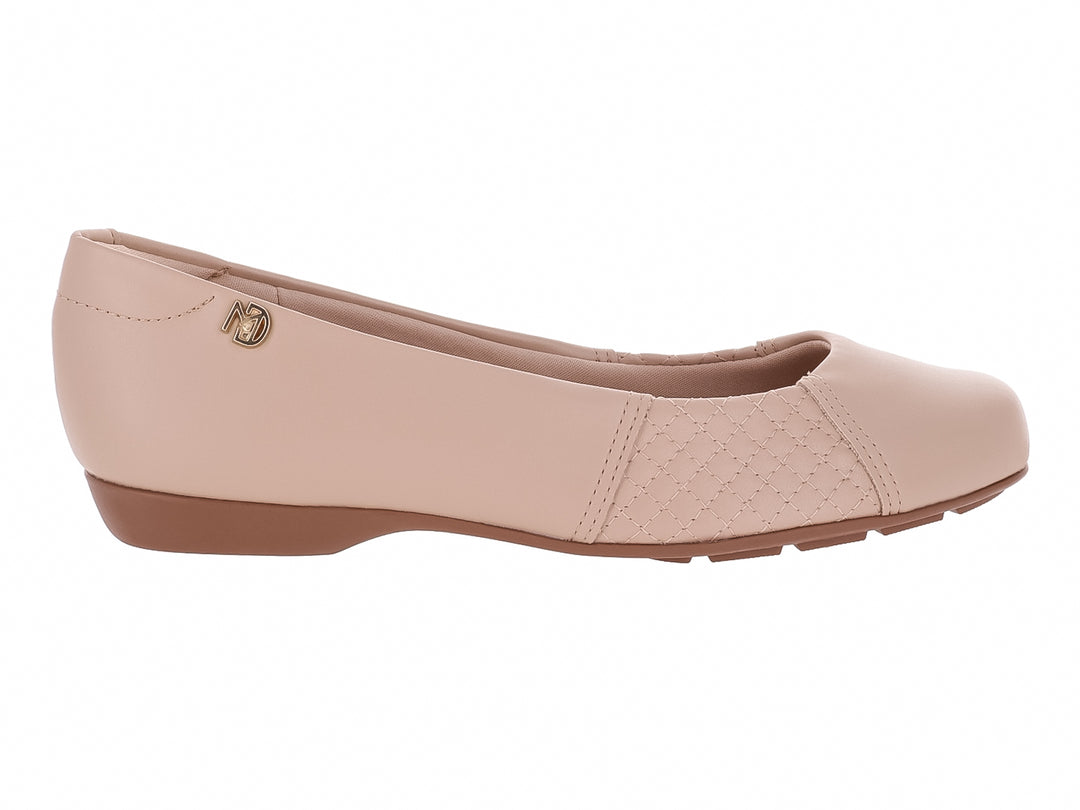 Zapato plano color beige con detalle perforado en el costado y suela marrón claro.