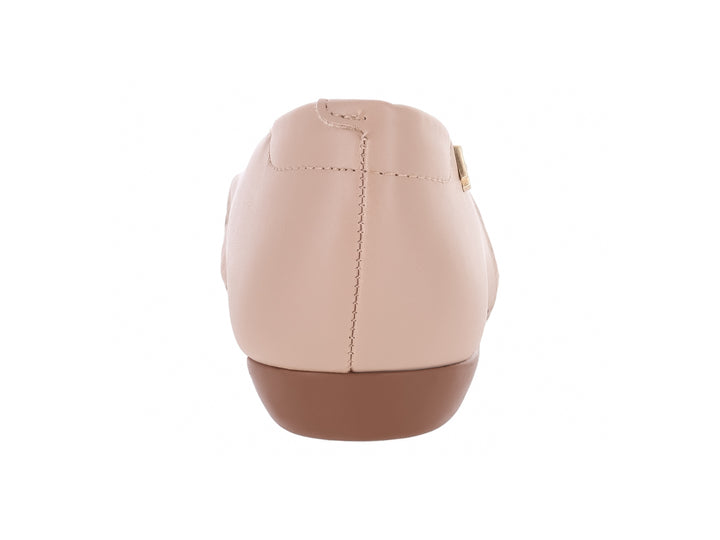 Zapato plano color beige con detalle perforado en el costado y suela marrón claro.