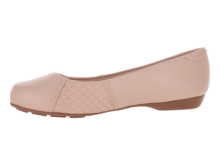Zapato plano color beige con detalle perforado en el costado y suela marrón claro.