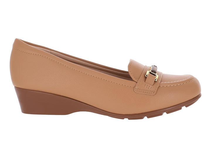Zapato mocasín color tan con pequeña cuña y detalle de hebilla dorada.
