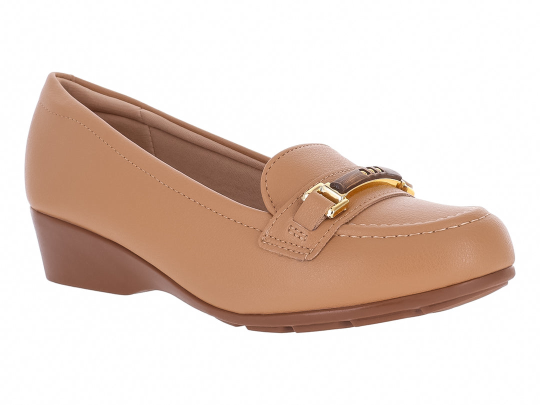 Zapato mocasín color tan con pequeña cuña y detalle de hebilla dorada.