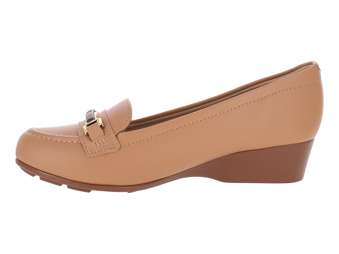 Zapato mocasín color tan con pequeña cuña y detalle de hebilla dorada.