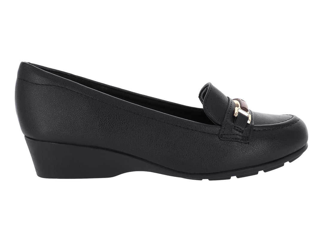 Zapato tipo mocasín negro para mujer con tacón bajo y detalle metálico dorado en la parte superior.