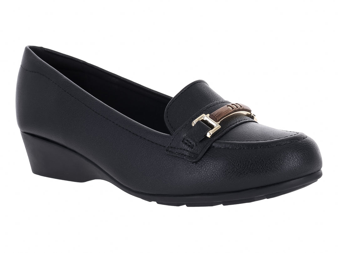 Zapato tipo mocasín negro para mujer con tacón bajo y detalle metálico dorado en la parte superior.