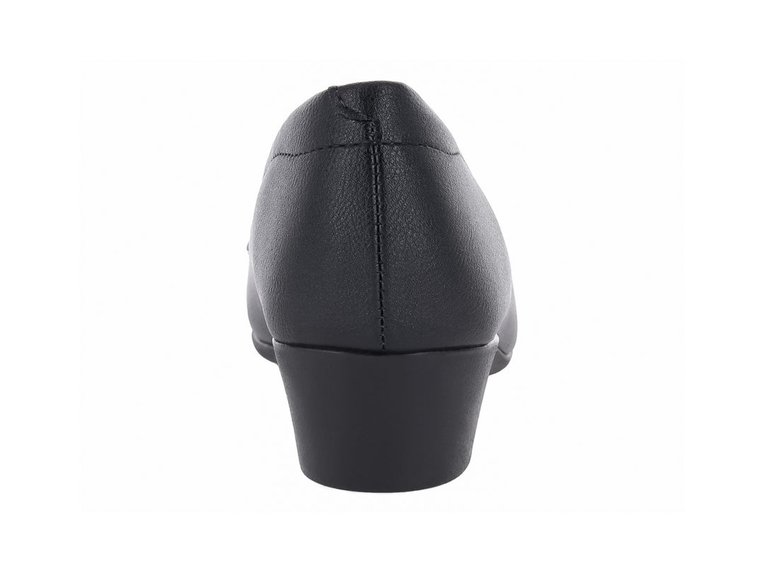 Zapato tipo mocasín negro para mujer con tacón bajo y detalle metálico dorado en la parte superior.