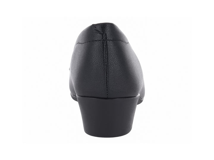 Zapato tipo mocasín negro para mujer con tacón bajo y detalle metálico dorado en la parte superior.