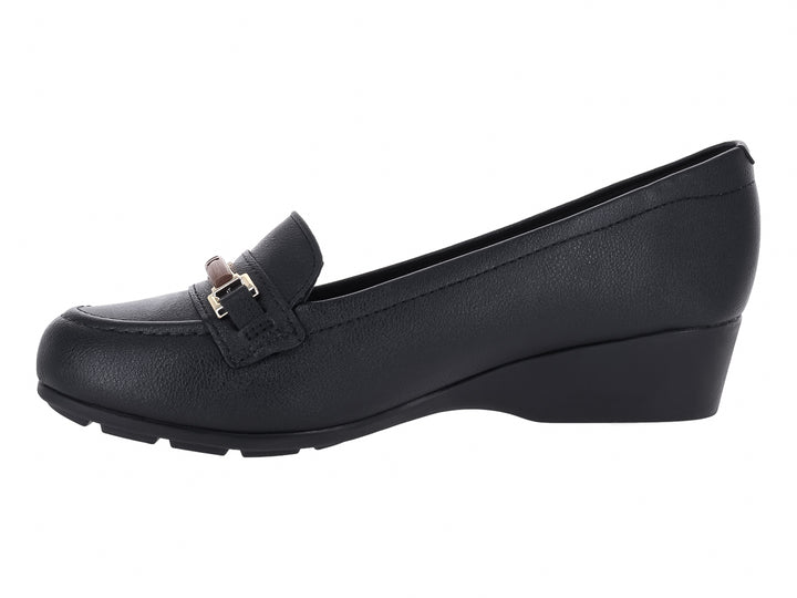 Zapato tipo mocasín negro para mujer con tacón bajo y detalle metálico dorado en la parte superior.