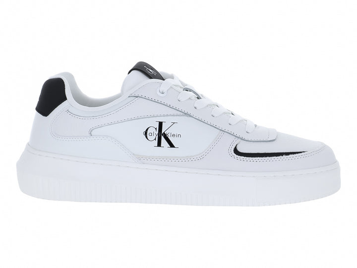 Tenis blancos de cuero Calvin Klein con suela chunky y detalles en negro.