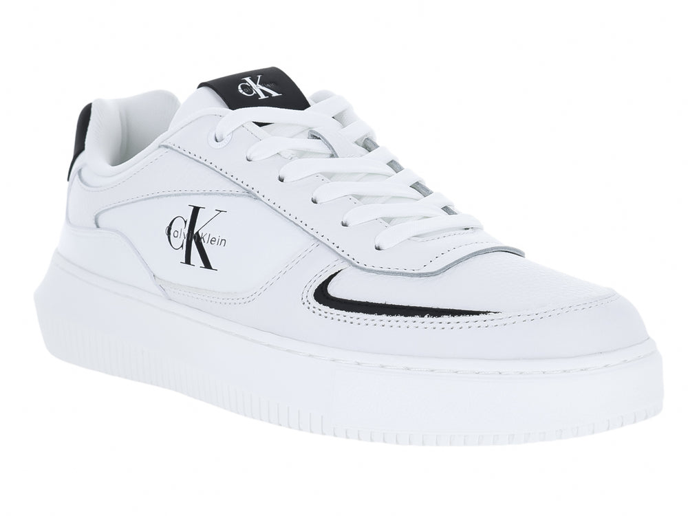 Tenis blancos de cuero Calvin Klein con suela chunky y detalles en negro.