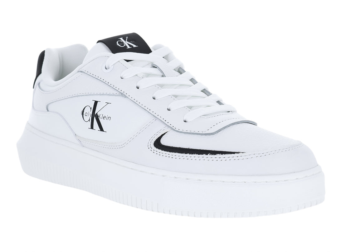 Tenis blancos de cuero Calvin Klein con suela chunky y detalles en negro.