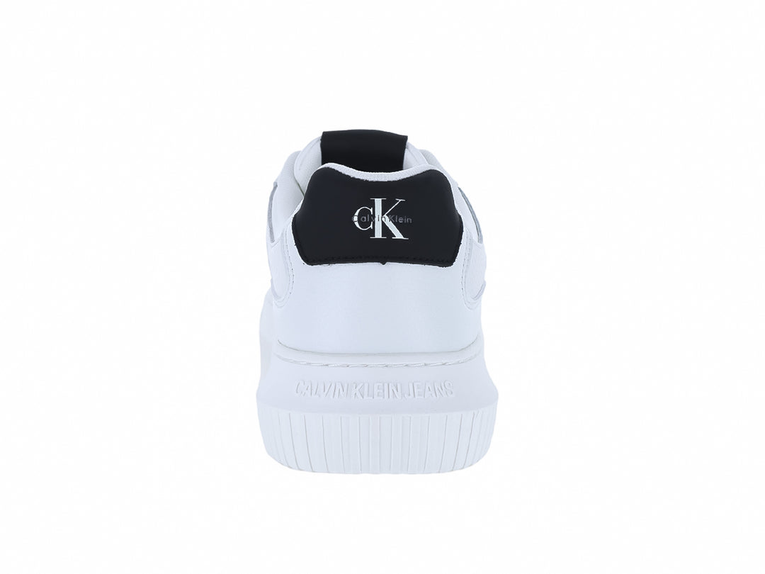 Tenis blancos de cuero Calvin Klein con suela chunky y detalles en negro.
