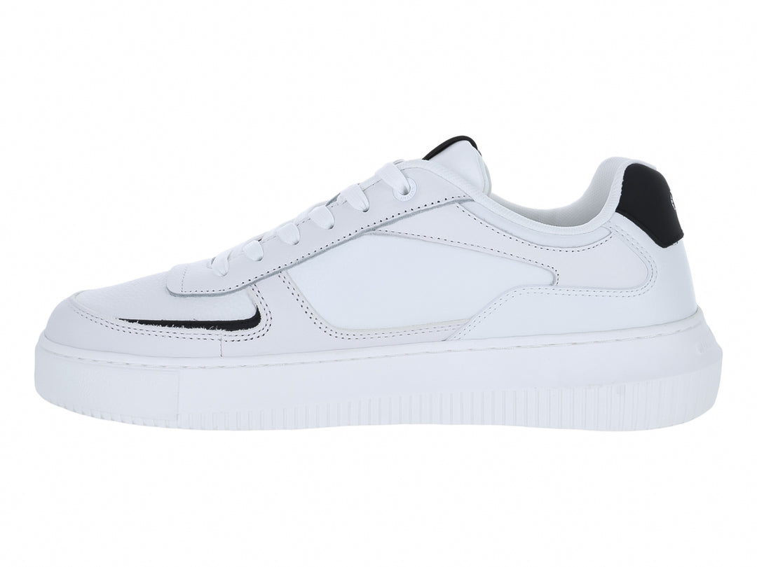Tenis blancos de cuero Calvin Klein con suela chunky y detalles en negro.