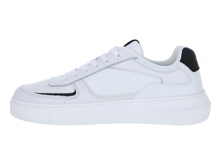 Tenis blancos de cuero Calvin Klein con suela chunky y detalles en negro.