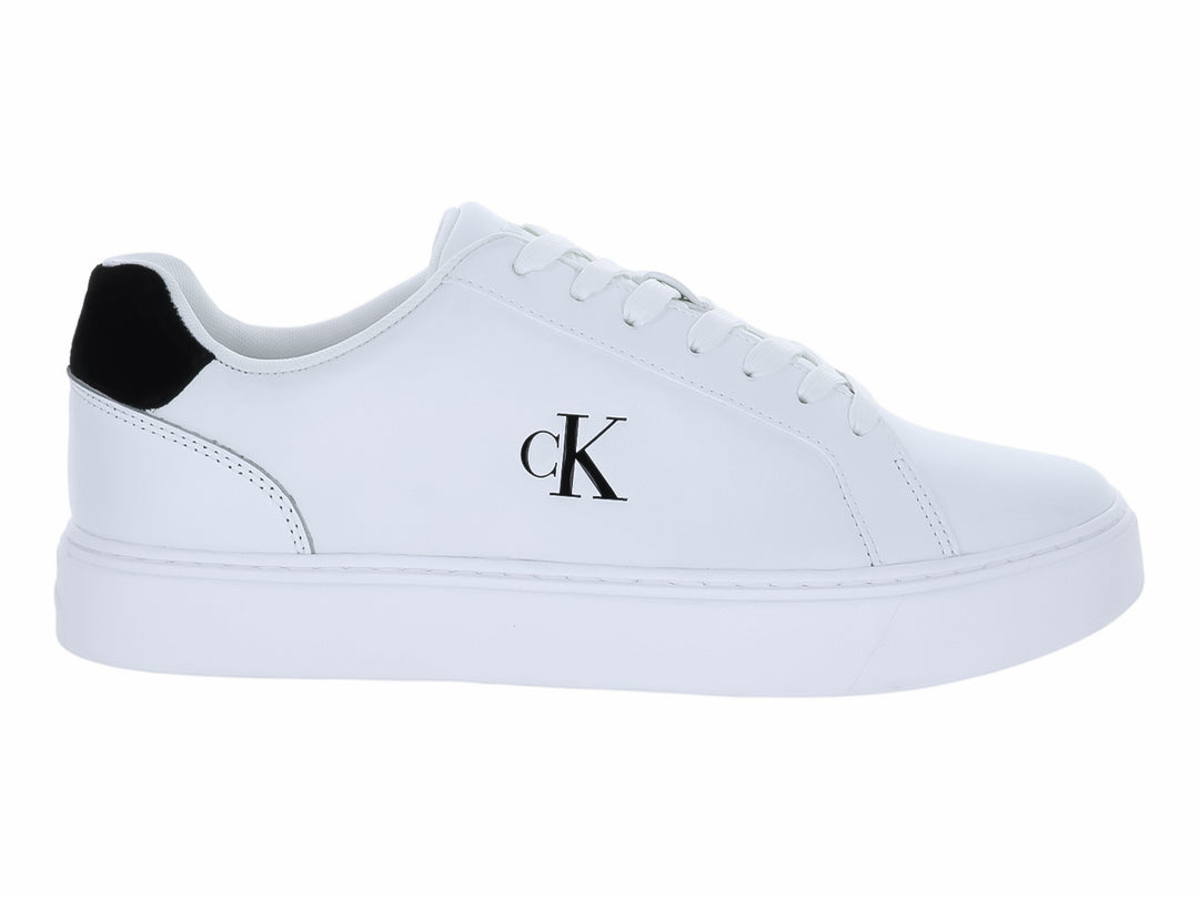 Tenis blancos de cuero Calvin Klein con detalles en negro en el talón y logotipo lateral.