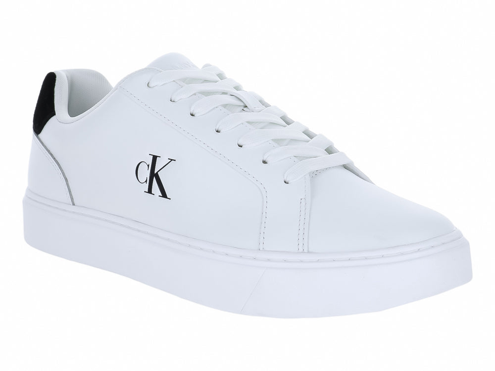 Tenis blancos de cuero Calvin Klein con detalles en negro en el talón y logotipo lateral.