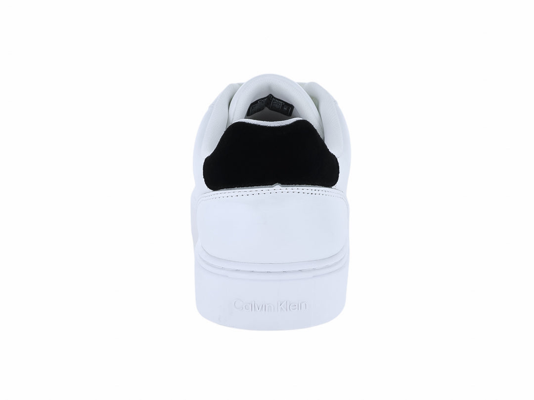 Tenis blancos de cuero Calvin Klein con detalles en negro en el talón y logotipo lateral.