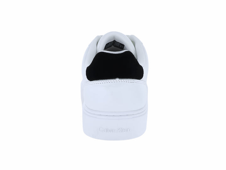 Tenis blancos de cuero Calvin Klein con detalles en negro en el talón y logotipo lateral.