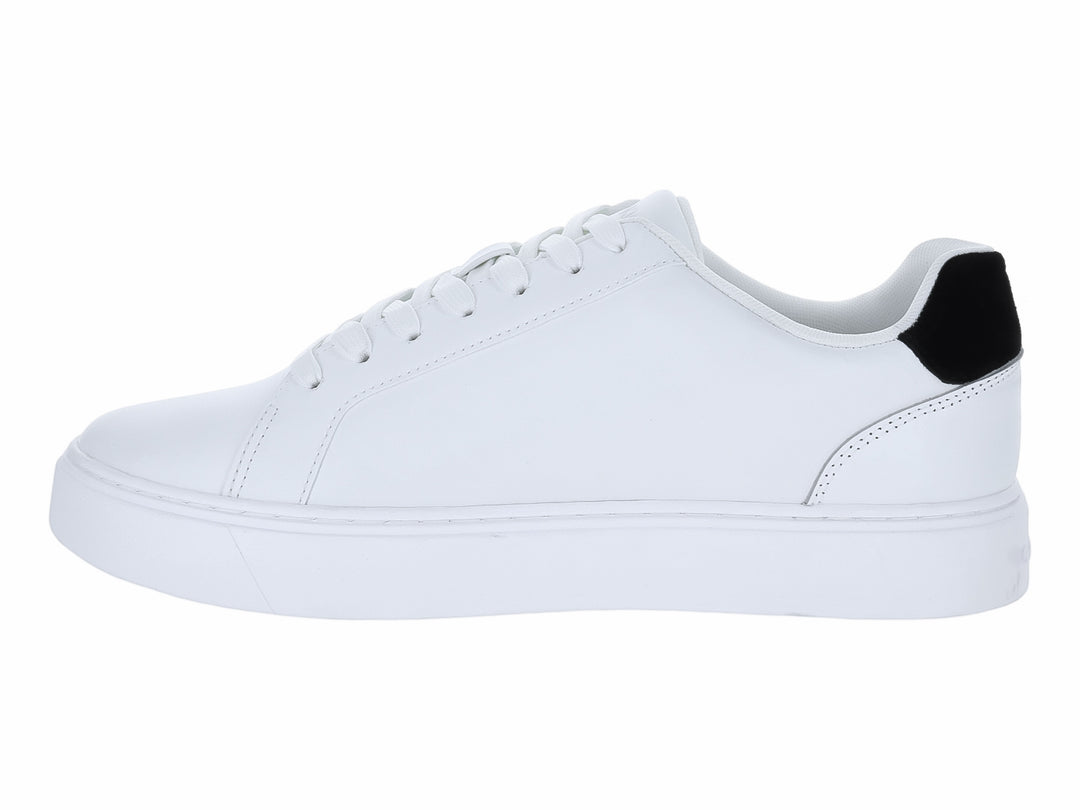 Tenis blancos de cuero Calvin Klein con detalles en negro en el talón y logotipo lateral.