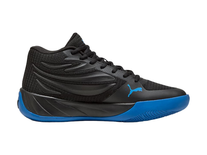 Tenis de baloncesto PUMA Court Pro en color negro con detalles y suela en azul royal.