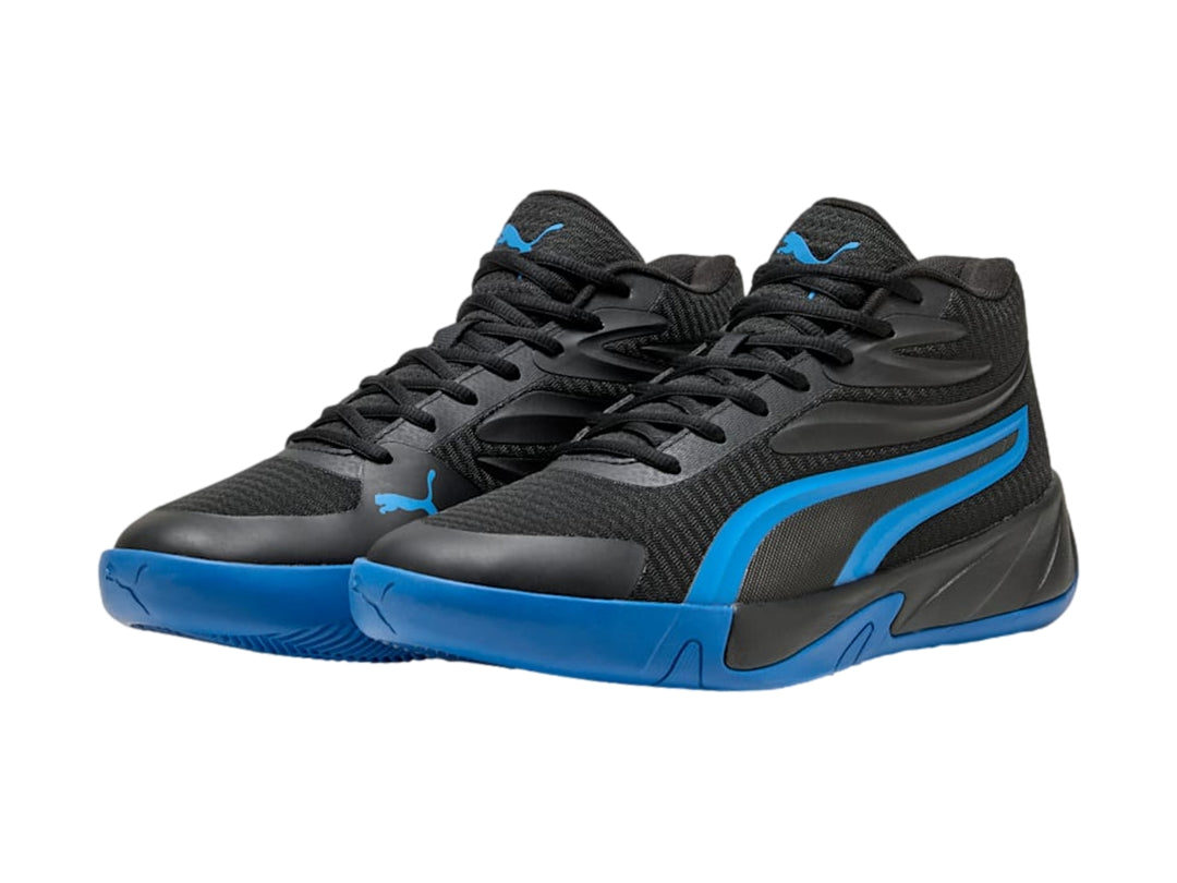 Tenis de baloncesto PUMA Court Pro en color negro con detalles y suela en azul royal.