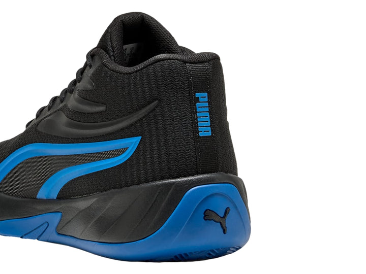 Tenis de baloncesto PUMA Court Pro en color negro con detalles y suela en azul royal.
