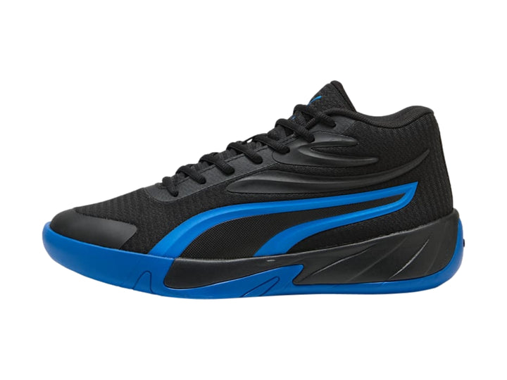 Tenis de baloncesto PUMA Court Pro en color negro con detalles y suela en azul royal.