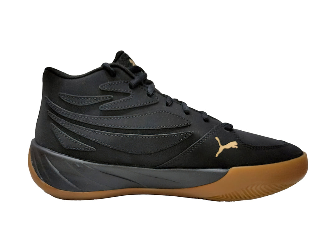 Tenis de baloncesto PUMA en color negro con suela color oro y logotipo dorado lateral.