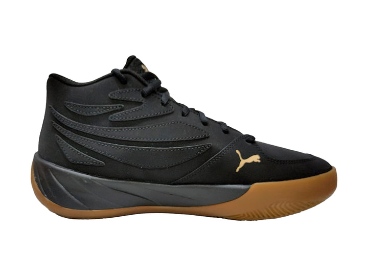 Tenis de baloncesto PUMA en color negro con suela color oro y logotipo dorado lateral.