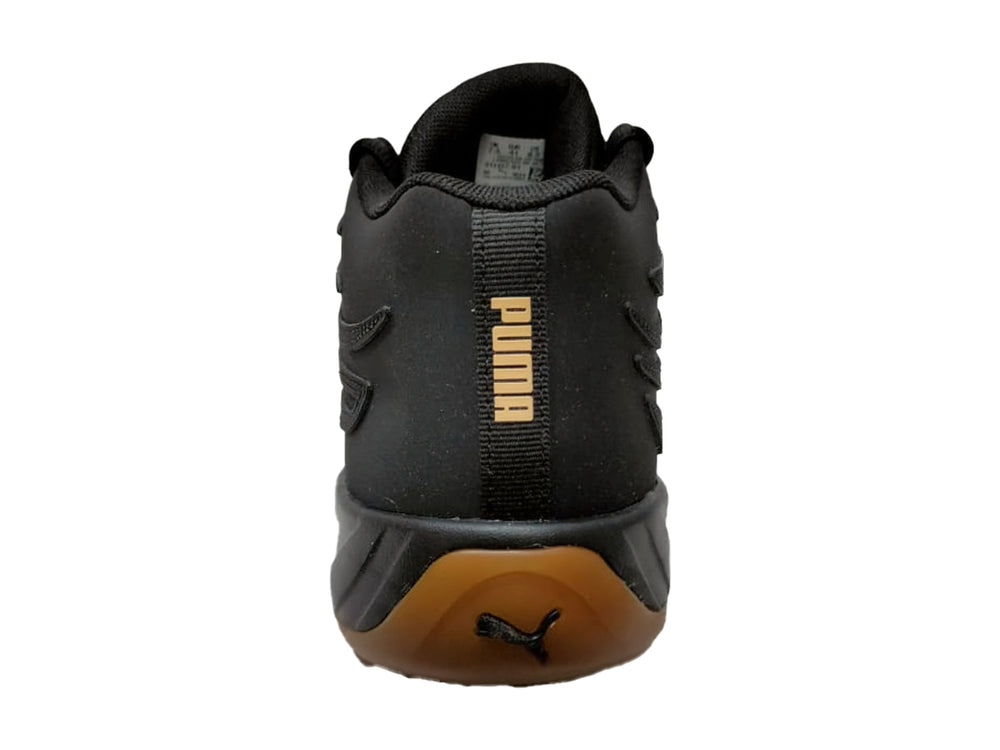 Tenis de baloncesto PUMA en color negro con suela color oro y logotipo dorado lateral.