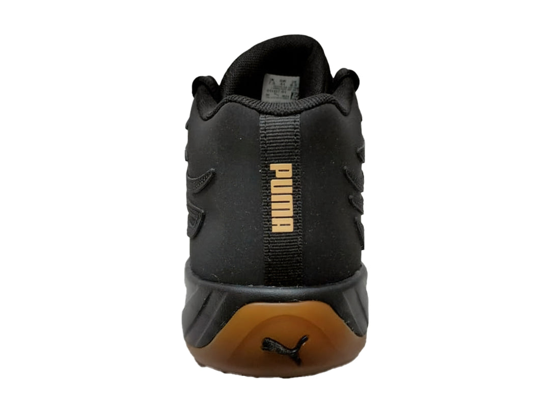 Tenis de baloncesto PUMA en color negro con suela color oro y logotipo dorado lateral.