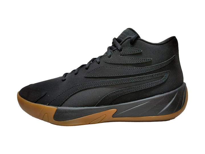 Tenis de baloncesto PUMA en color negro con suela color oro y logotipo dorado lateral.