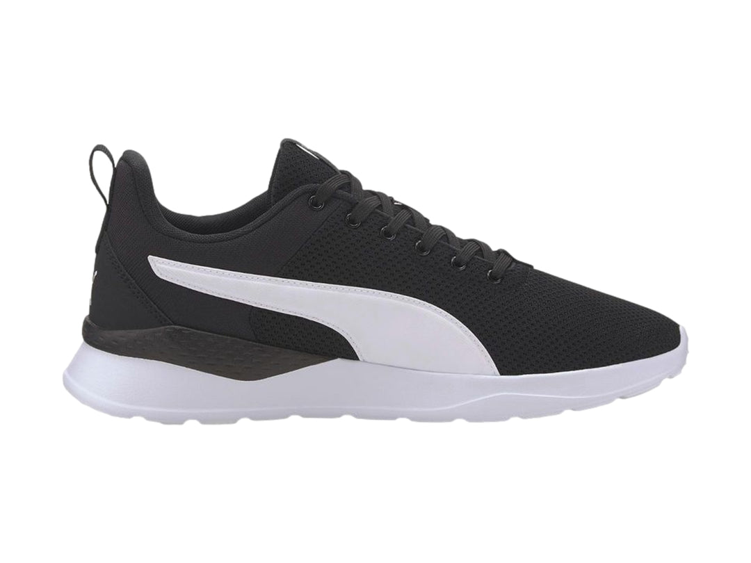Tenis PUMA Anzarun Lite en color negro con franja lateral y suela en blanco.
