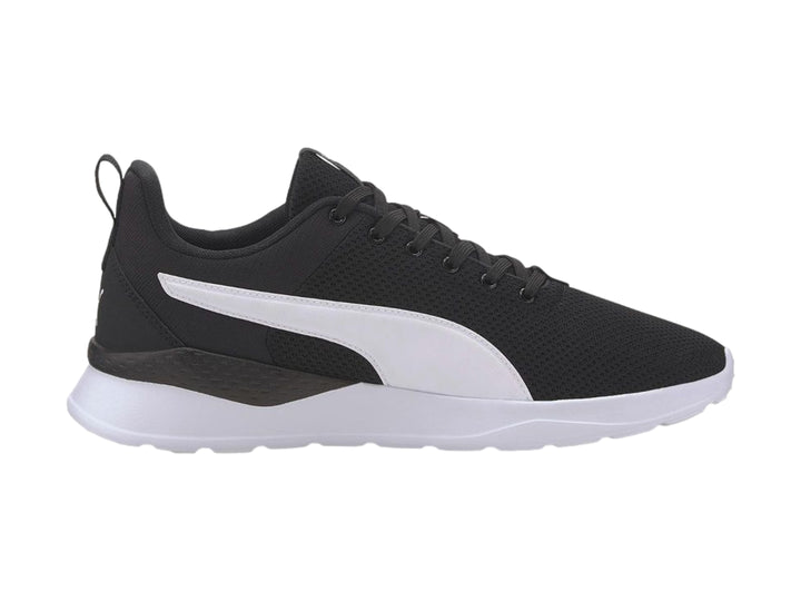 Tenis PUMA Anzarun Lite en color negro con franja lateral y suela en blanco.