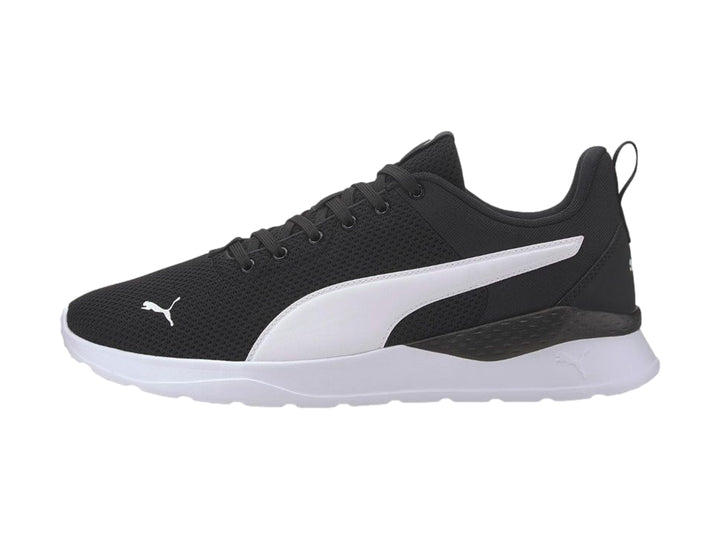 Tenis PUMA Anzarun Lite en color negro con franja lateral y suela en blanco.