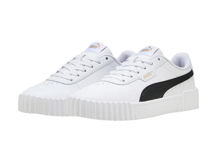 Tenis PUMA Carina 3.0 en color blanco con franja lateral negra y suela de plataforma blanca.