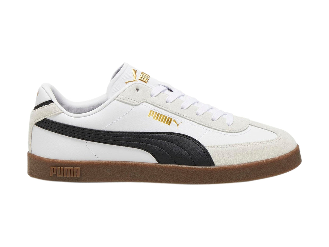 Tenis PUMA Club II Era en color blanco con franja lateral negra y suela de goma color café.