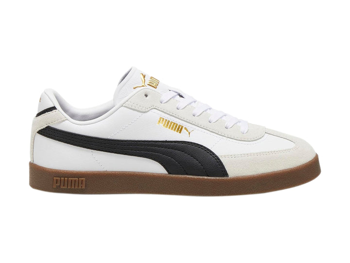Tenis PUMA Club II Era en color blanco con franja lateral negra y suela de goma color café.