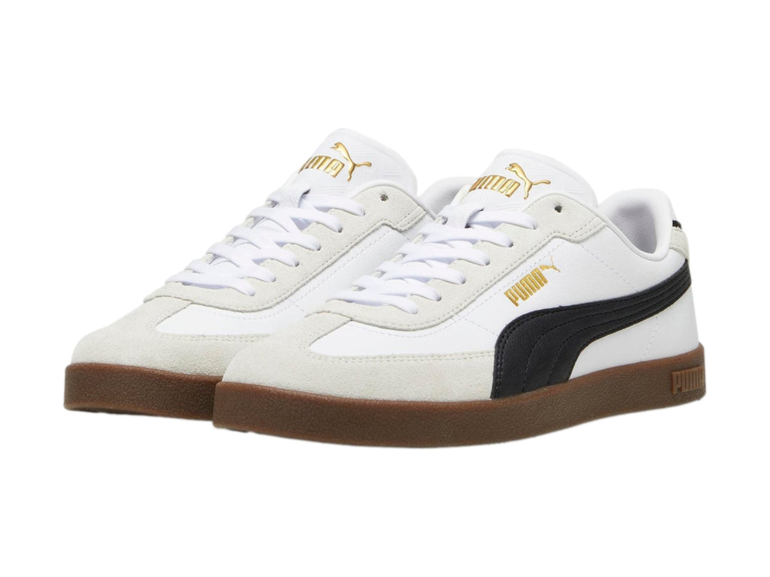 Tenis PUMA Club II Era en color blanco con franja lateral negra y suela de goma color café.