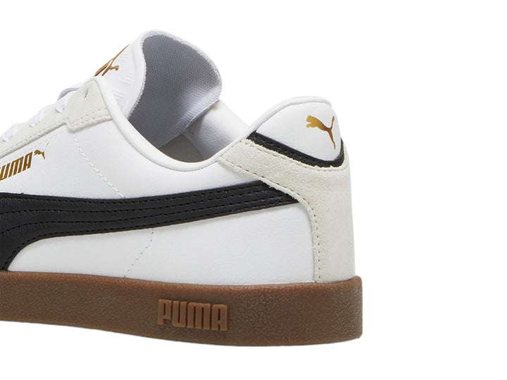 Tenis PUMA Club II Era en color blanco con franja lateral negra y suela de goma color café.