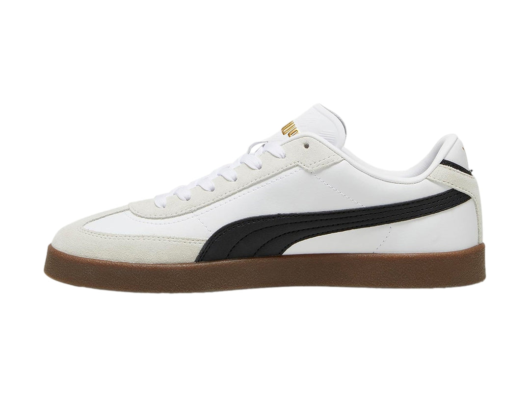 Tenis PUMA Club II Era en color blanco con franja lateral negra y suela de goma color café.