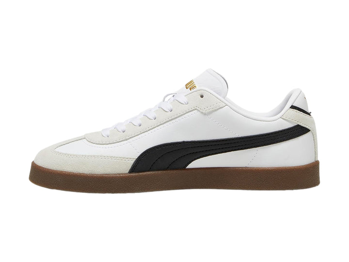 Tenis PUMA Club II Era en color blanco con franja lateral negra y suela de goma color café.