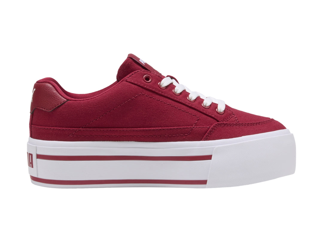 Tenis PUMA Court Classic Vulc FS Platform en color rojo oscuro con suela blanca de plataforma alta.