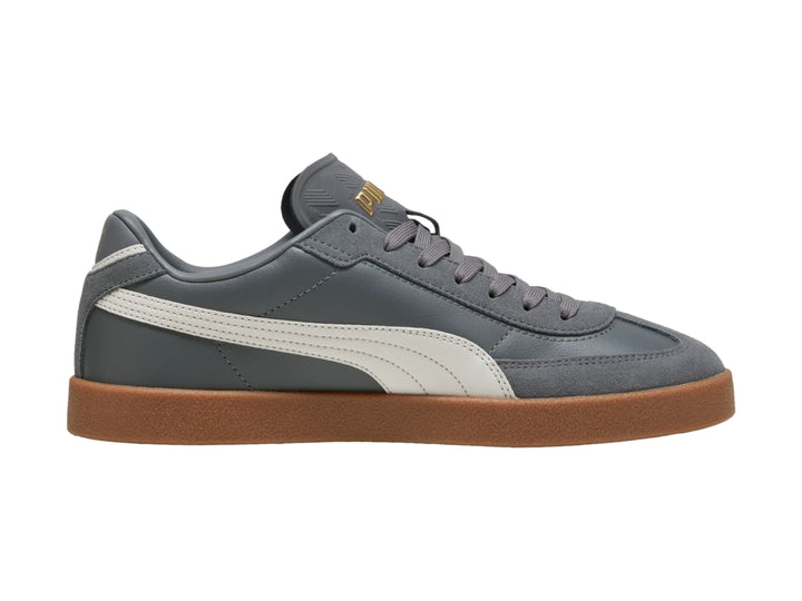 Tenis PUMA Club II Era en color gris oscuro con franja blanca y suela de goma color café.
