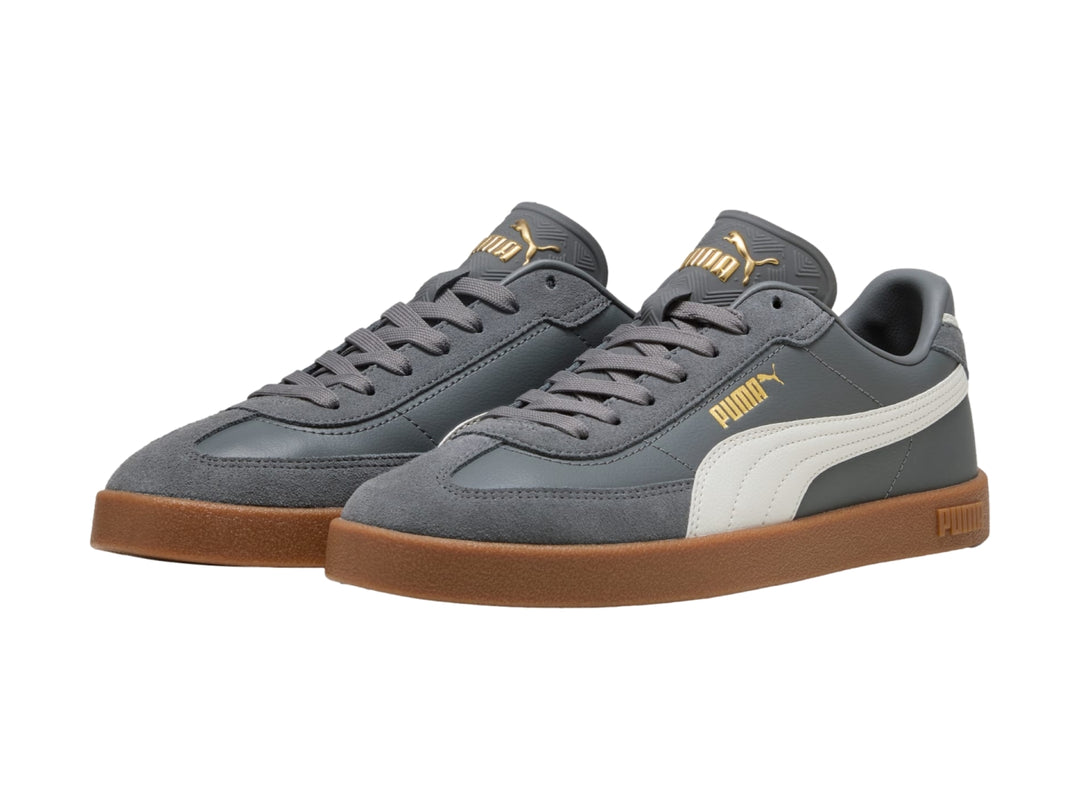 Tenis PUMA Club II Era en color gris oscuro con franja blanca y suela de goma color café.