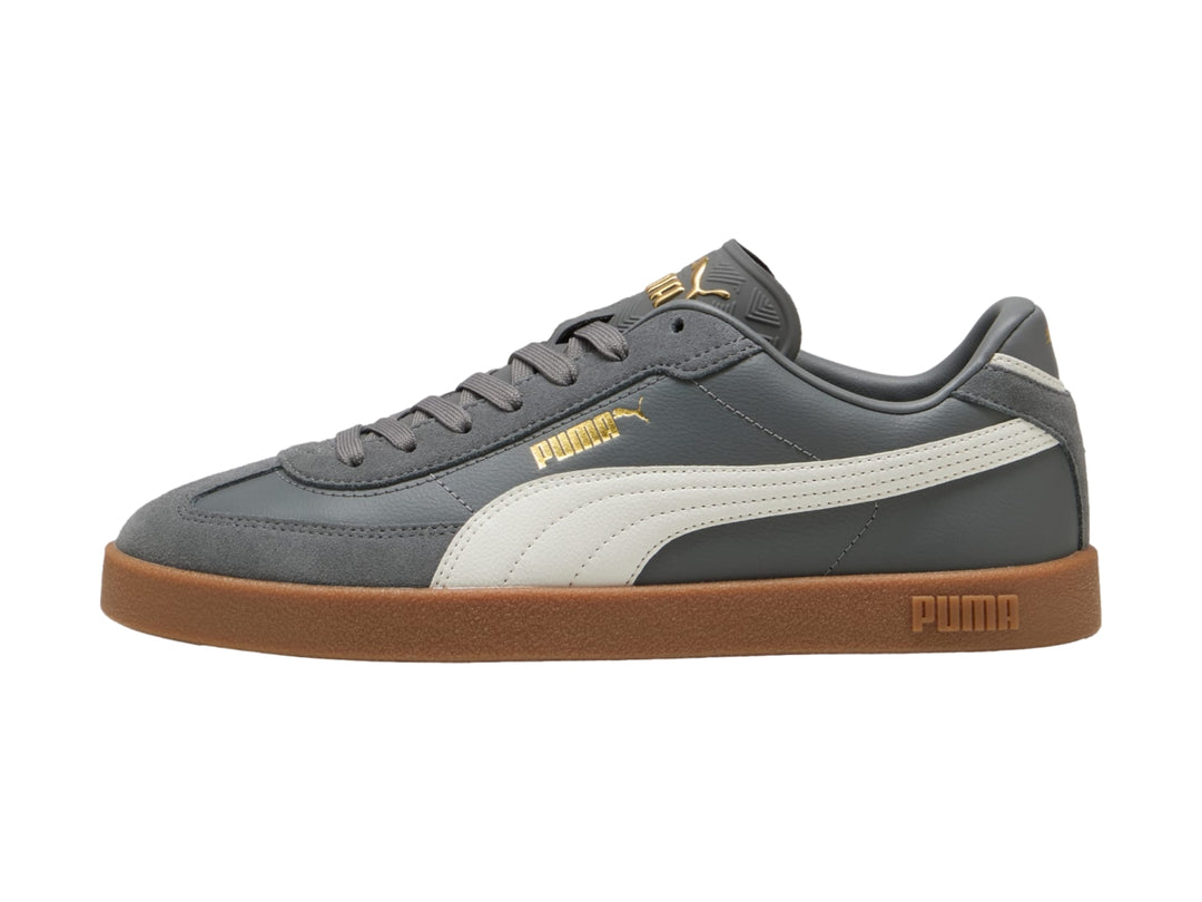 Tenis PUMA Club II Era en color gris oscuro con franja blanca y suela de goma color café.
