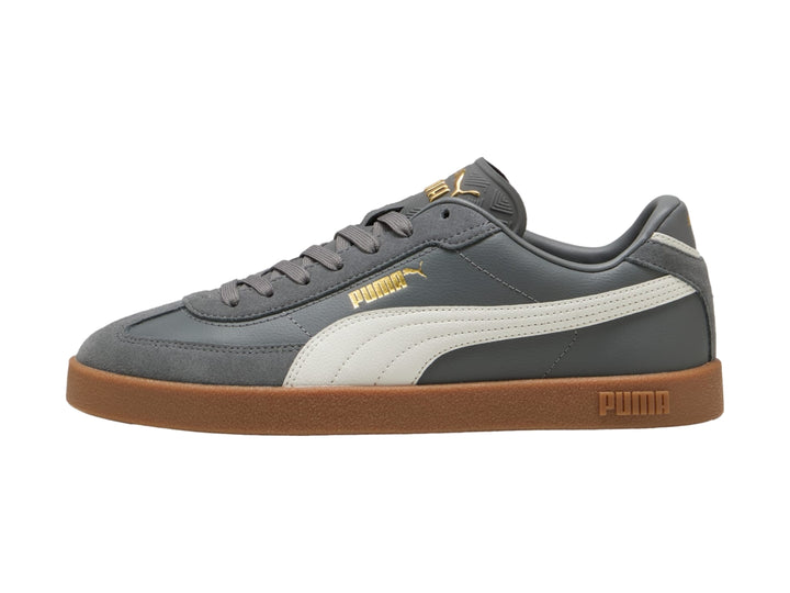 Tenis PUMA Club II Era en color gris oscuro con franja blanca y suela de goma color café.