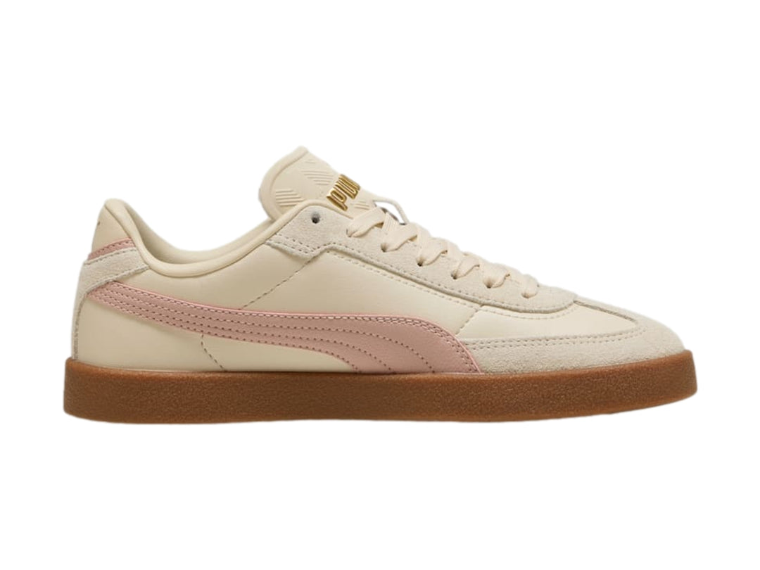 Tenis PUMA Club II Era en color blanco hueso con franja rosa y suela de goma café.