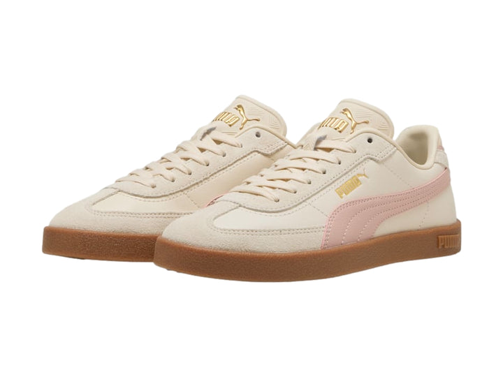 Tenis PUMA Club II Era en color blanco hueso con franja rosa y suela de goma café.