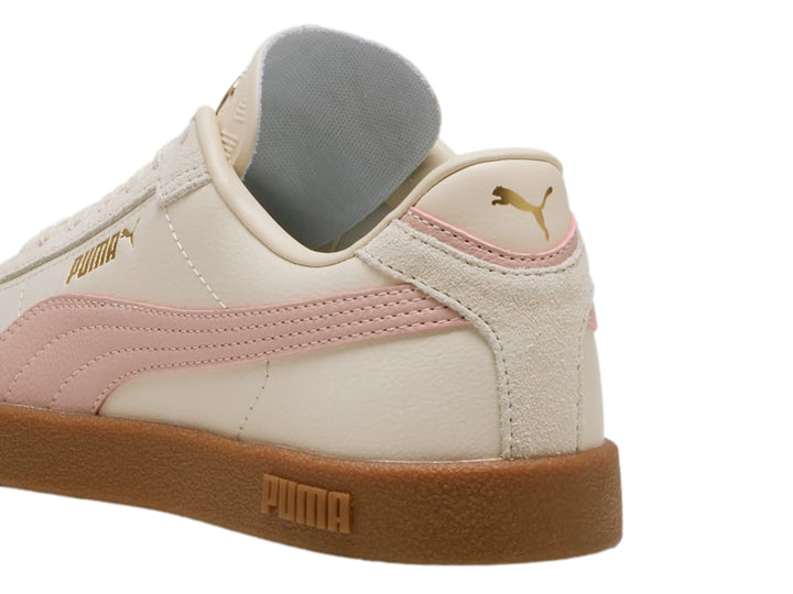 Tenis PUMA Club II Era en color blanco hueso con franja rosa y suela de goma café.